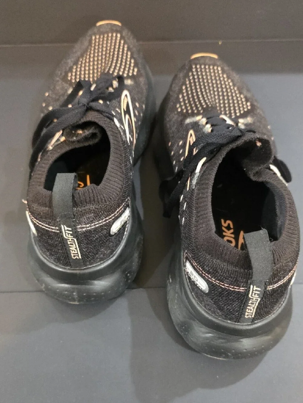 Brooks Glycerin 20 Stealth Fit Women’s Black Running Shoes with Cream Size 8.5
